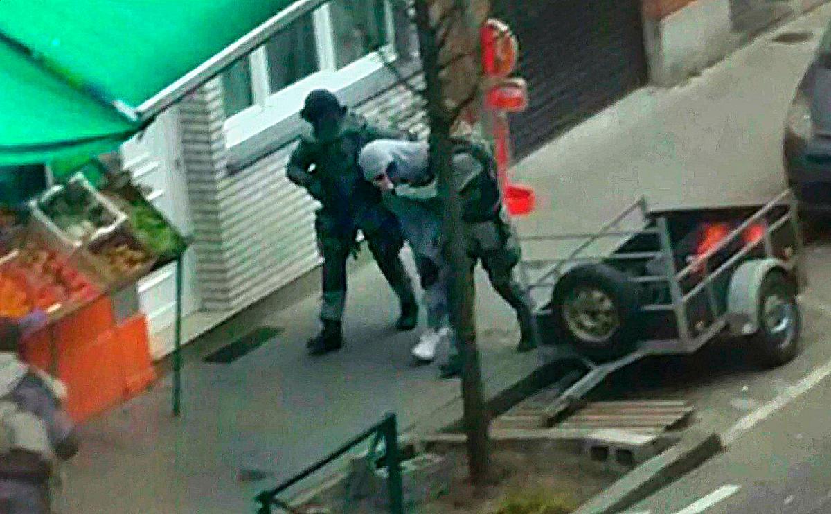 Under en tid har världens medier riktat sina blickar mot Molenbeek i Bryssels nordöstra utkanter, där varannan ung människa är arbetslös, efter polisens alla tillslag mot misstänka terrorister med inblandning i Parisattentaten. I går var det dags igen när det räknades döda i Bryssel. Foto