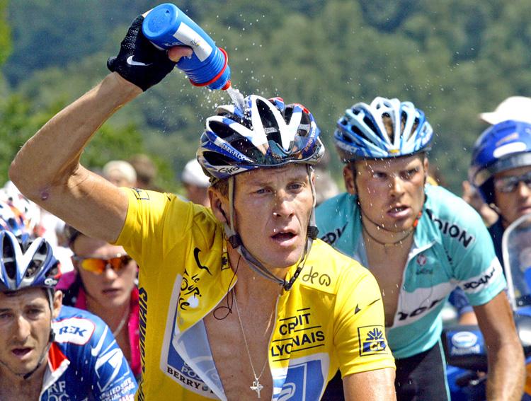 Lance Armstrong jagad av Jan Ullrich (till höger), tvåa i Tour de France tre gånger men också själv avstängd för dopning.