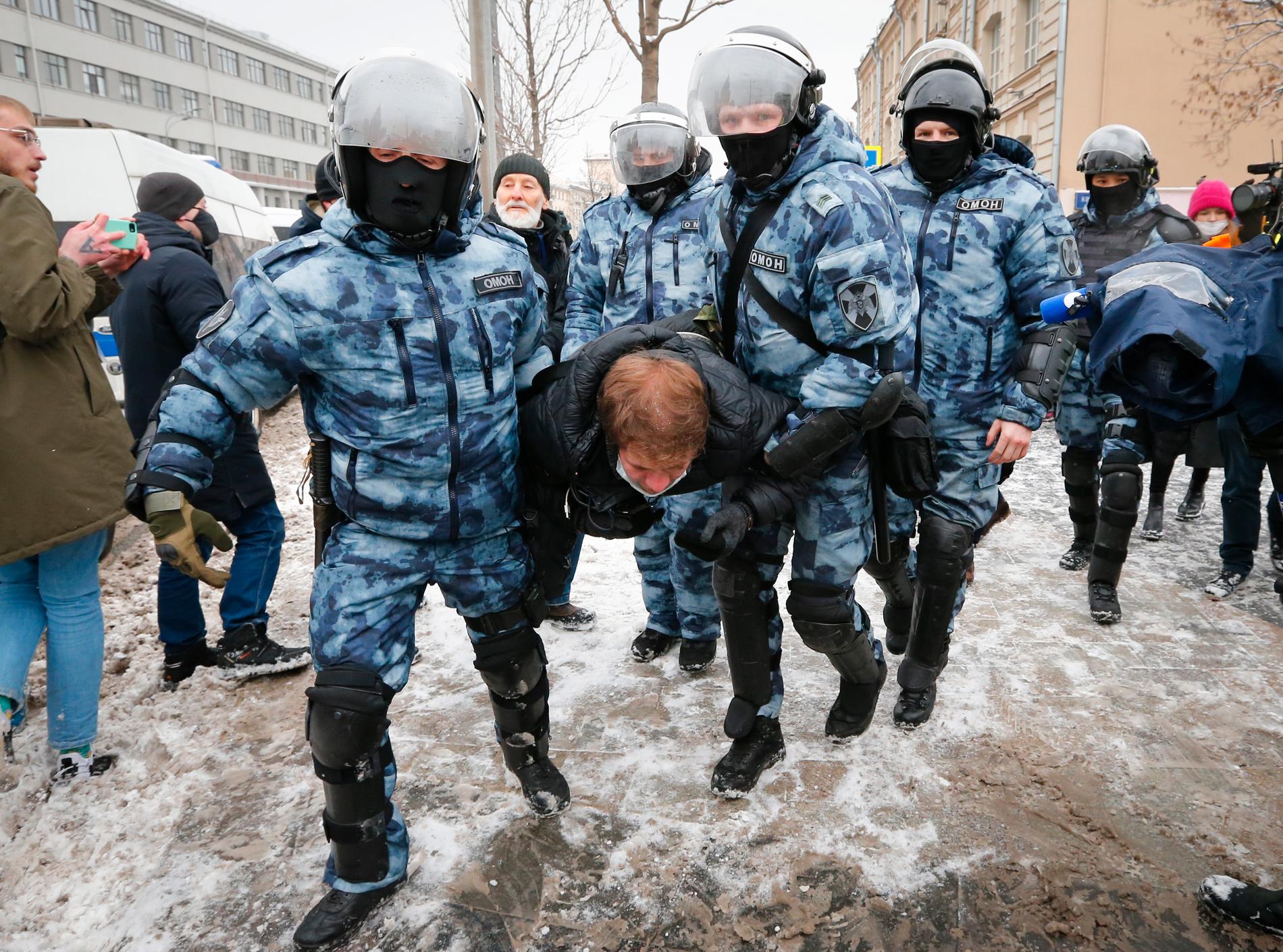Polis för bort en man i Moskva.