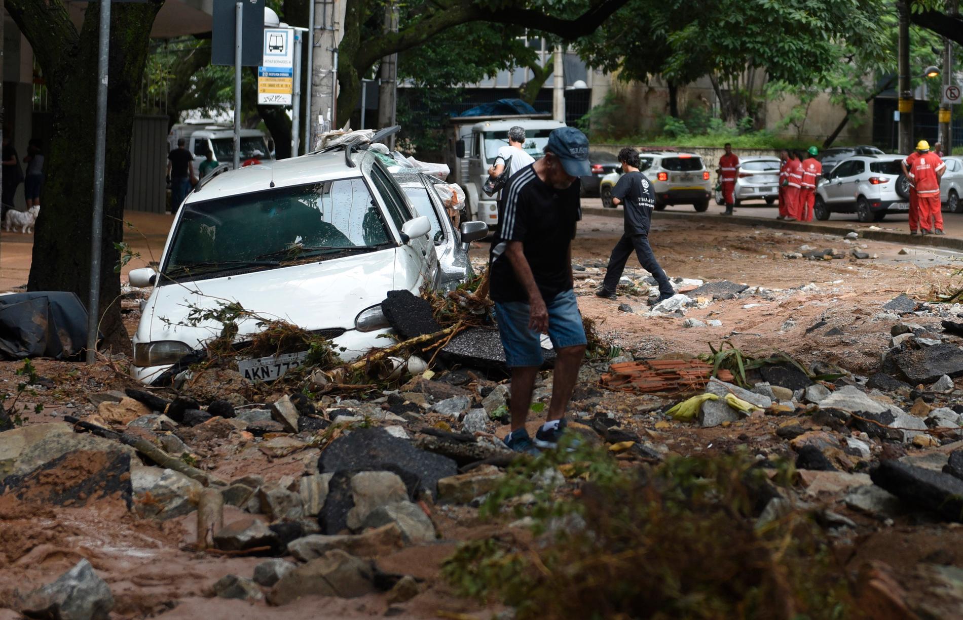 Förödelse på onsdagen efter de tunga skyfallen i Belo Horizonte i Brasilien.