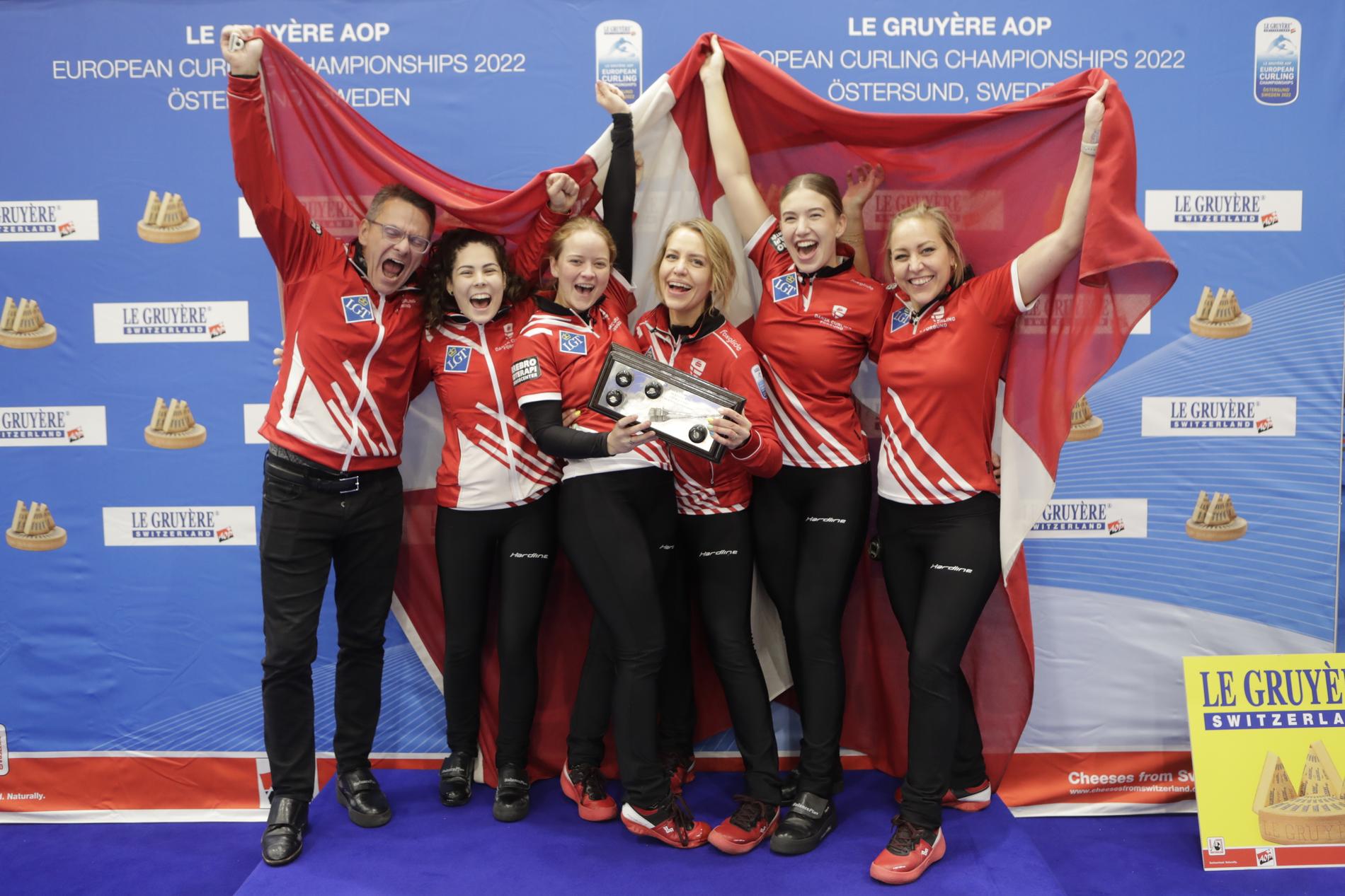 De danska curlingdamerna jublar över EM-titeln i Östersund.