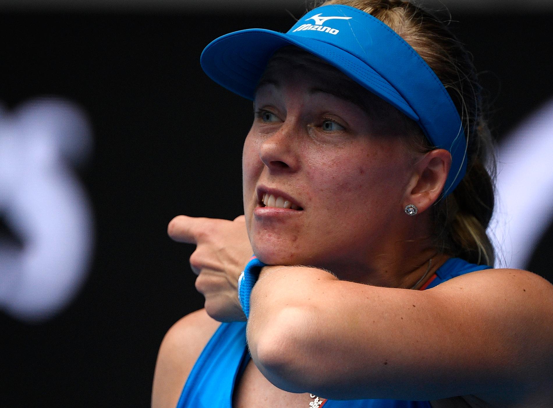 Regerande mästaren Caroline Wozniacki blev för svar för Johanna Larsson i Australian Open.