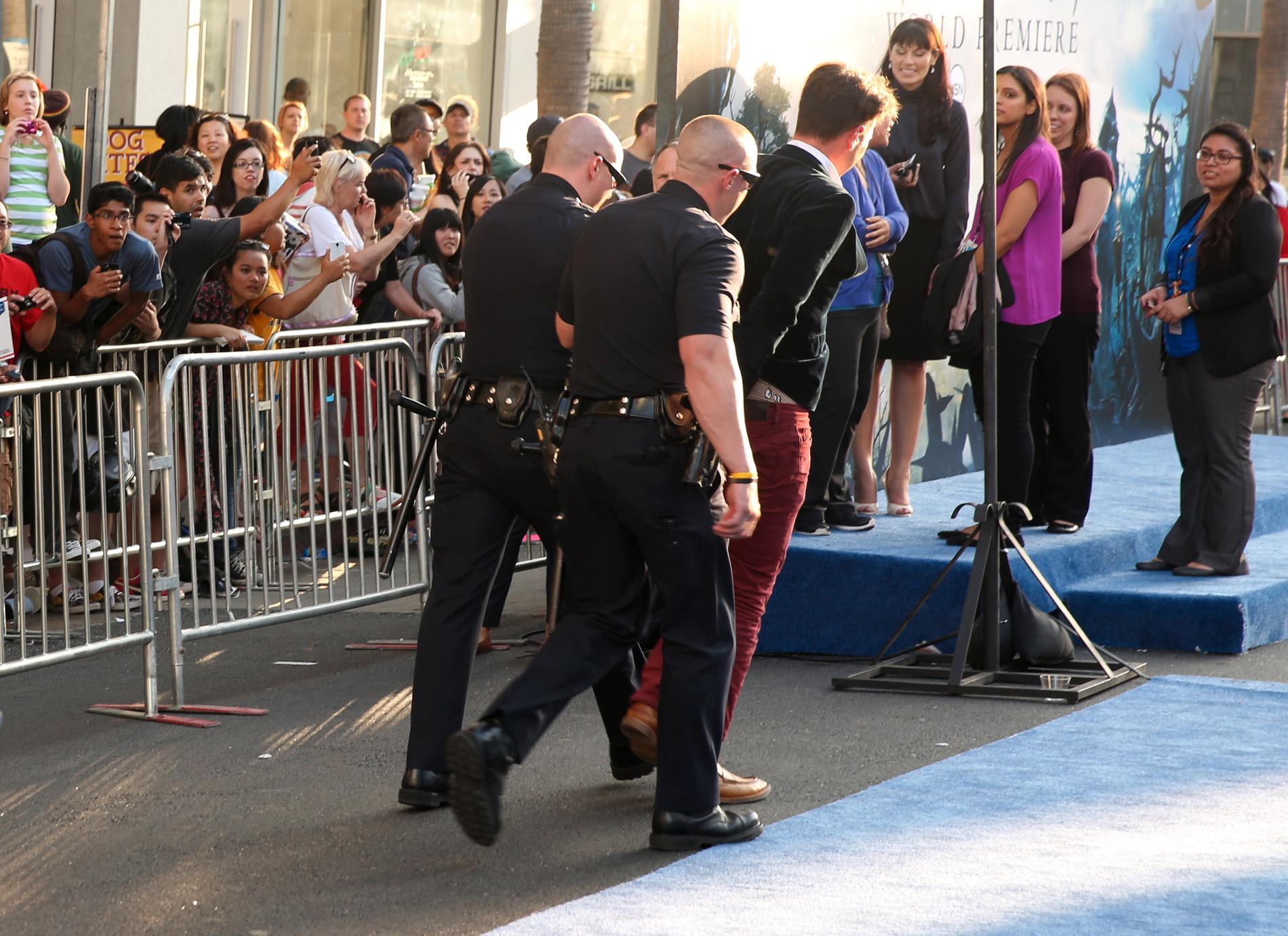 Vitalii Sediuk tas omhand av polis efter att ha attackerat  Brad Pitt vid världspremiären av "Maleficent" i Los Angeles 2014.