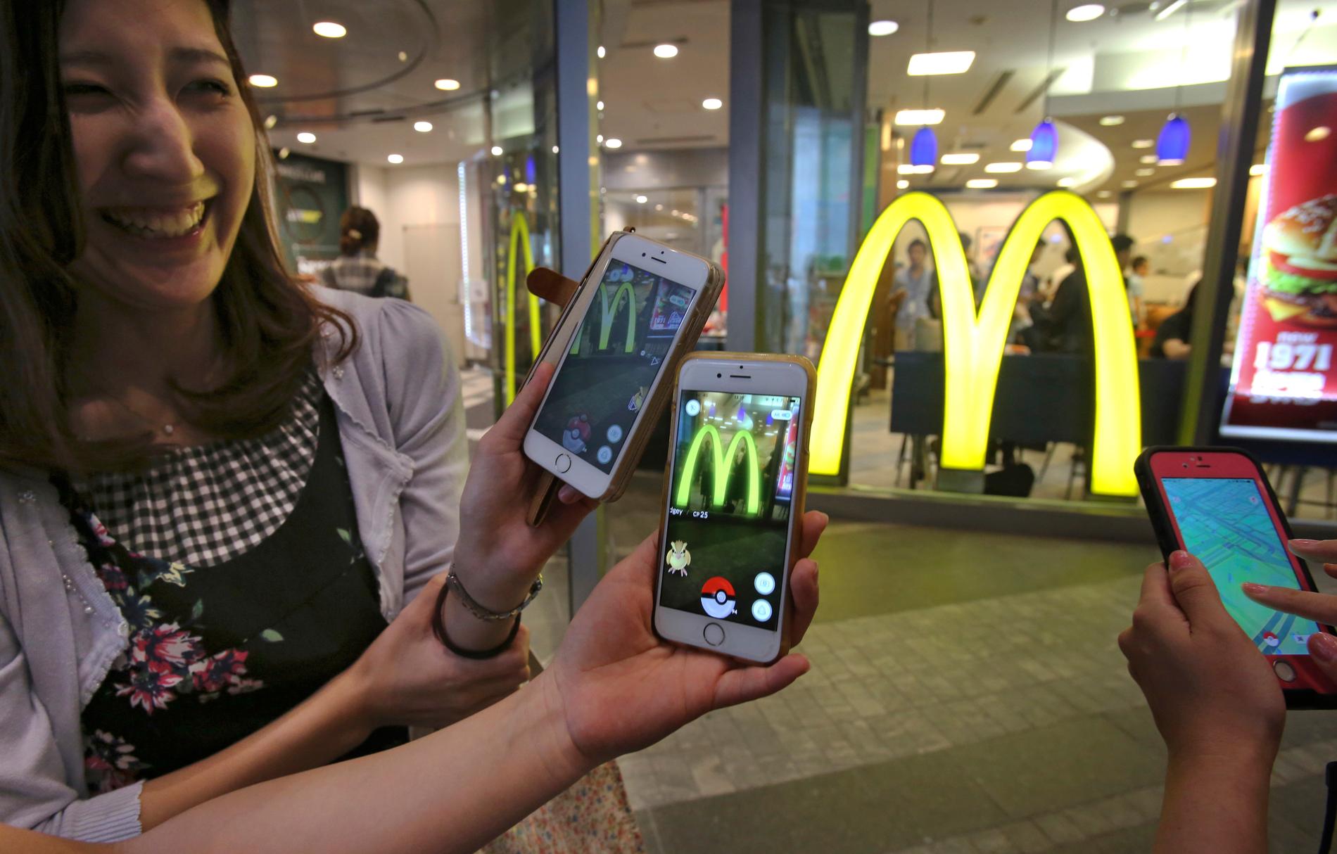 Några kvinnor spelar Pokémon Go utanför McDonald's i Tokyo fredagen den 22 juli.