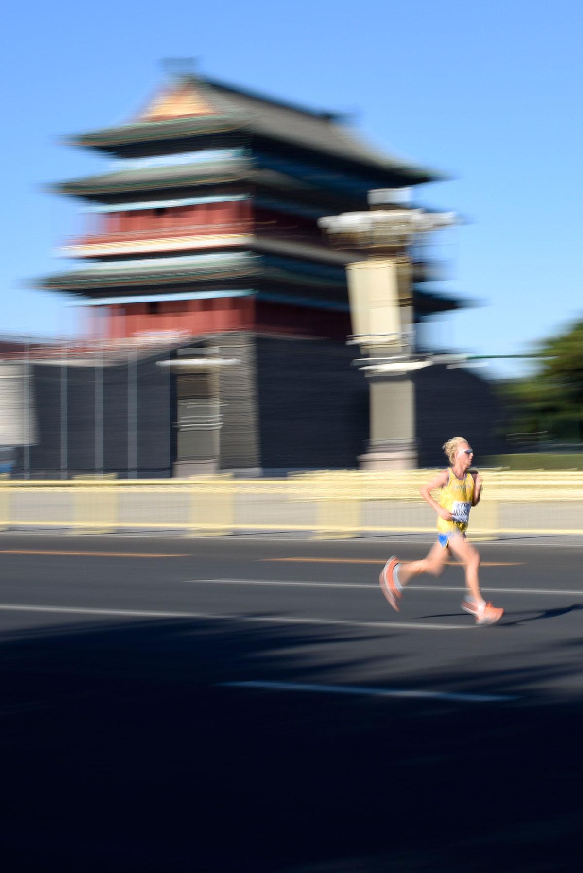 Nilsson fick springa förbi Himmelska fridens torg i Peking.