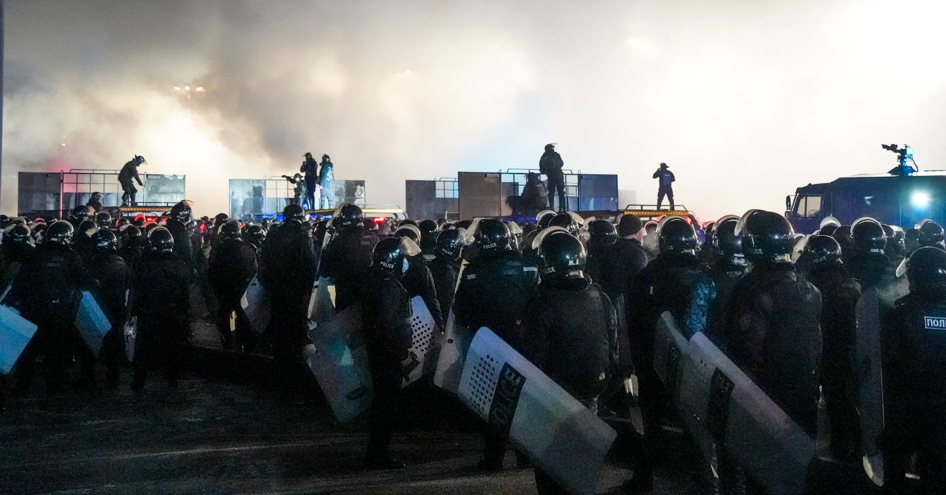 De våldsamma protesterna startade på tisdagen. Lokala nyhetsrapporter uppger att omkring tusen demonstranter skingrats under tisdagskvällen och att flera av dem gripits av polis.