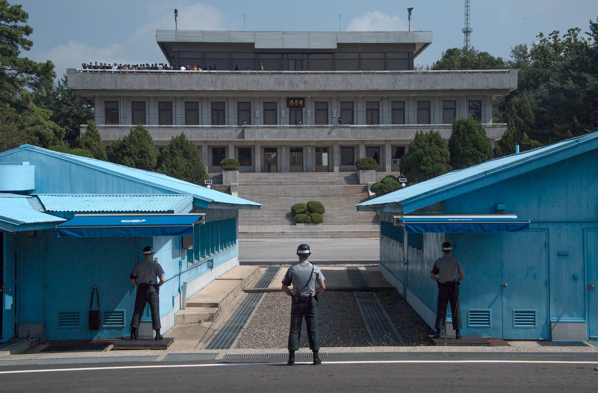 Framför den den nordkoreanska kolossen ligger de tre FN-blå byggnaderna som utgör ”Conference Row”.