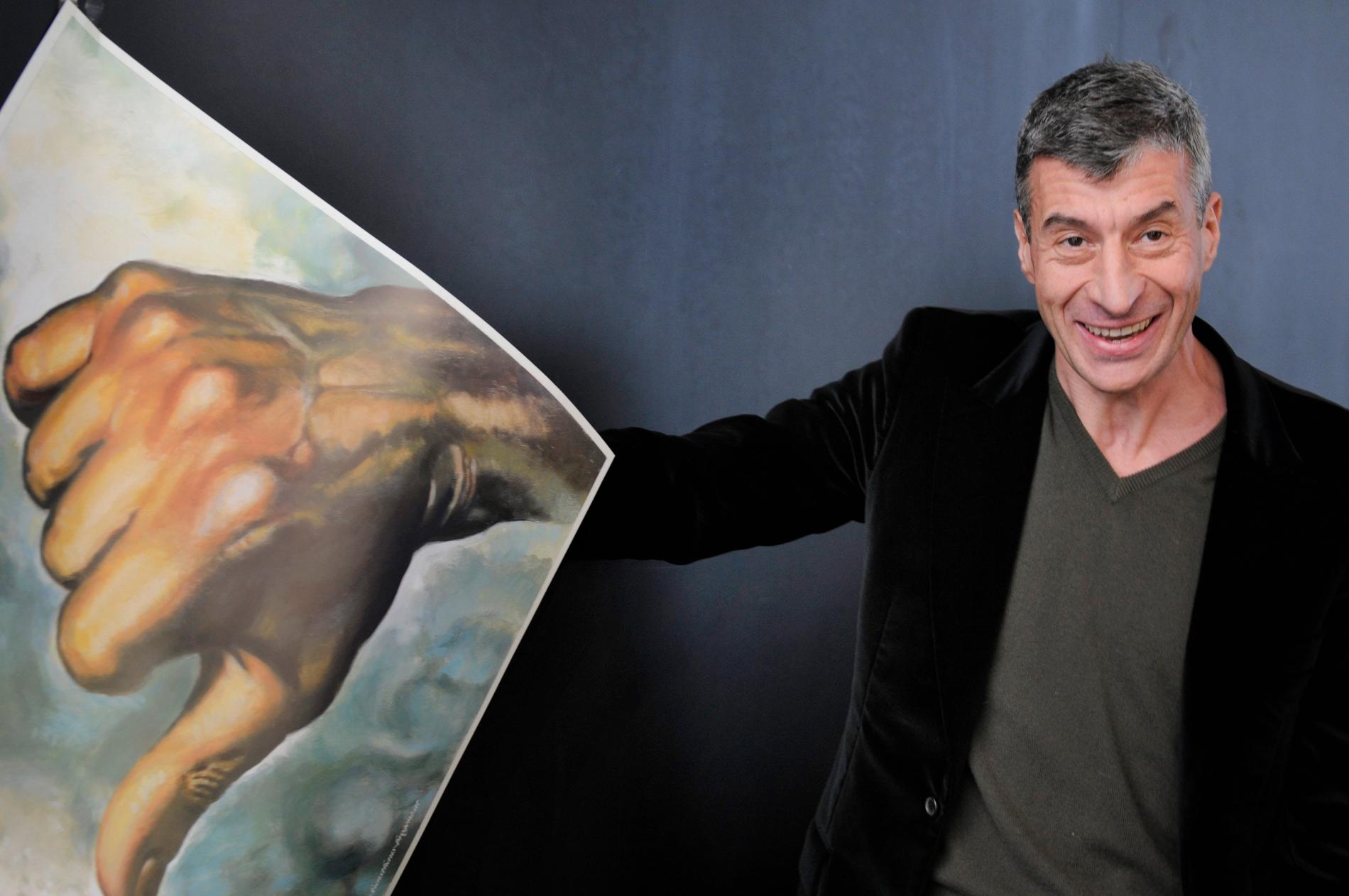 Maurizio Cattelan med ett av hans andra omtalade verk ”Bregenz”.