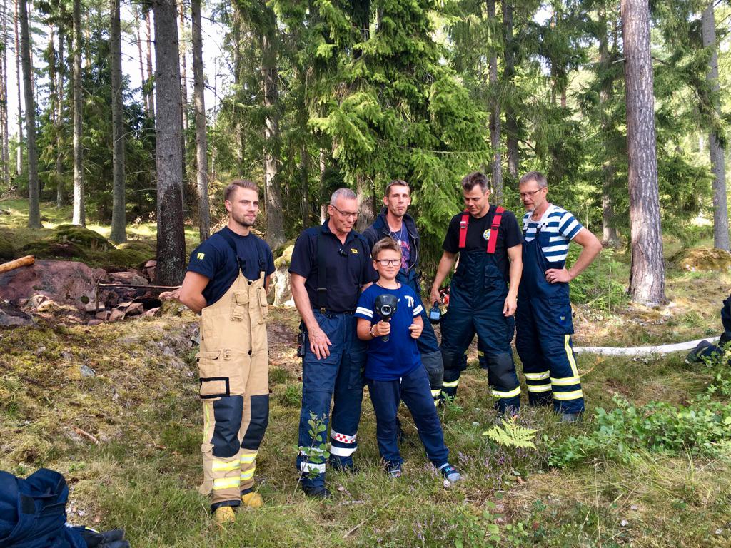 Nu hyllas 10-åriga Fredrik Ragnarsson av Tranås räddningstjänst. 