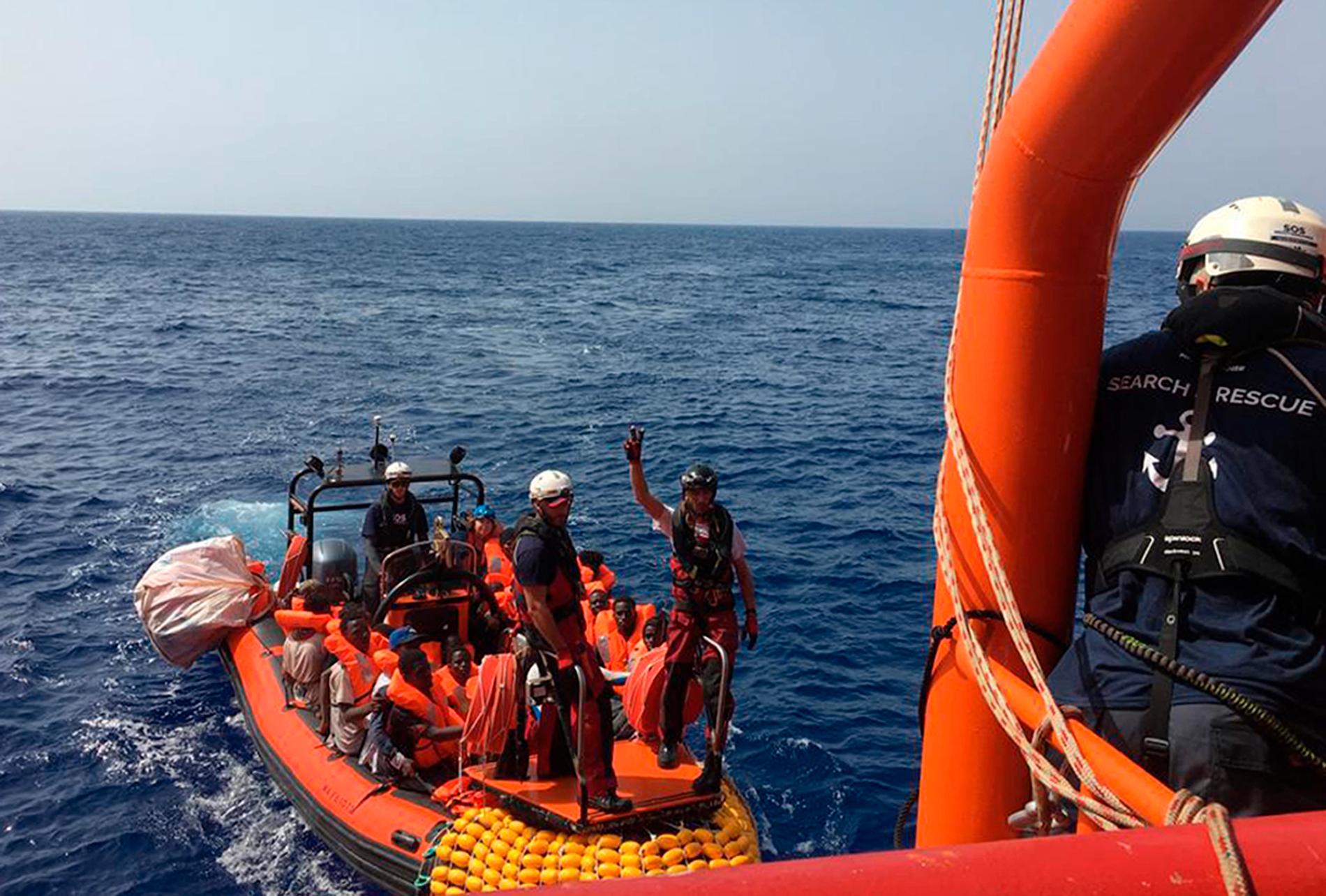 Några av de över 80 migranter som på fredagen plockades upp av ett norskt räddningsfartyg utanför Libyens kust.