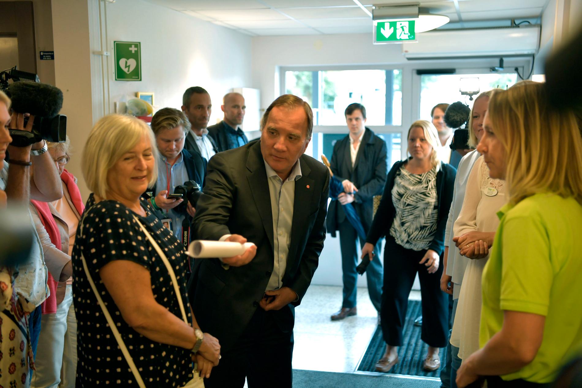 Stefan Löfven och äldreminister Lena Hallengren besöker Ängsgårdens äldreboende i Norrtälje.