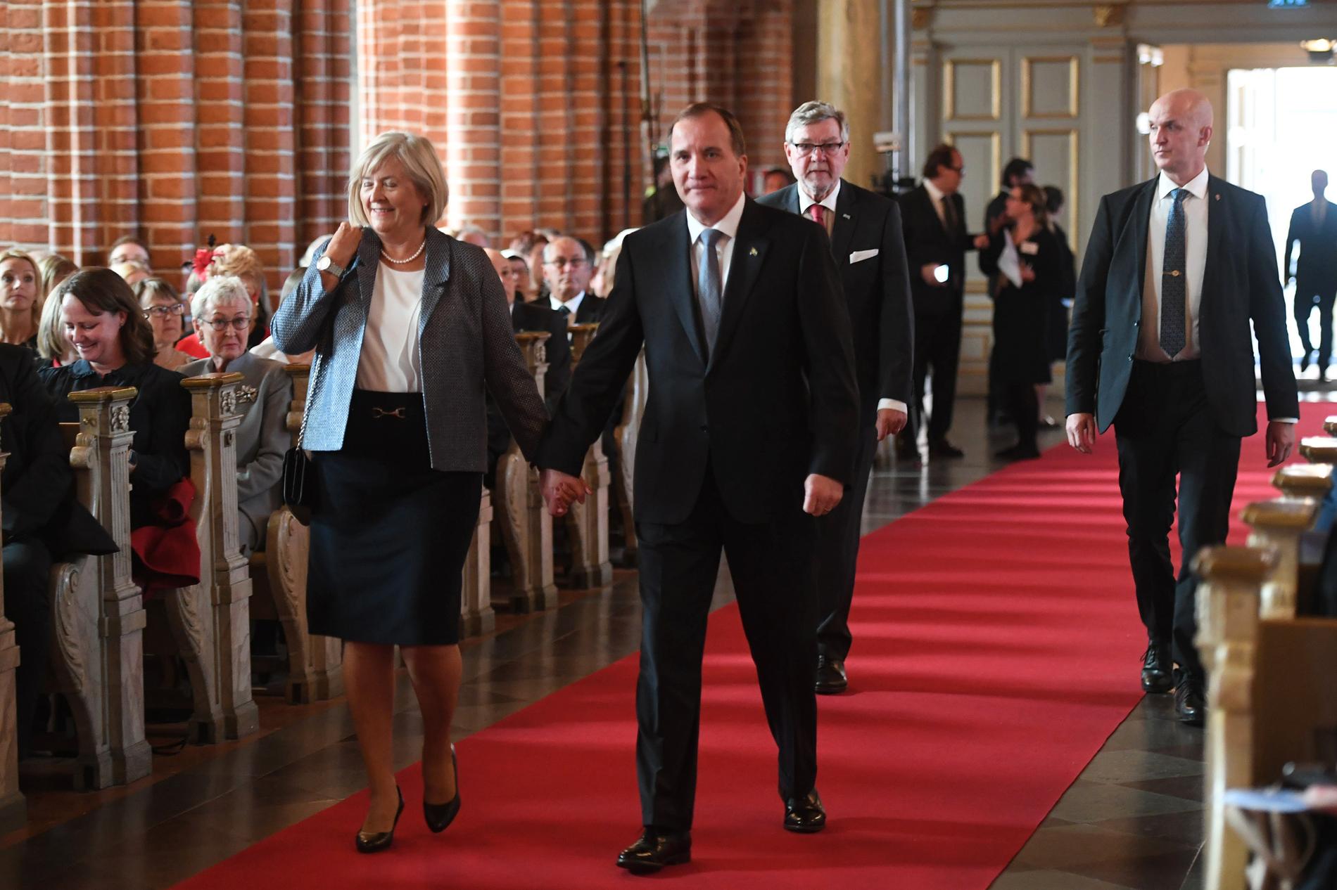 tatsminister Stefan Löfven med hustrun Ulla anländer till gudtjänsten i Storkyrkan i samband med Riksmötets öppnande. 