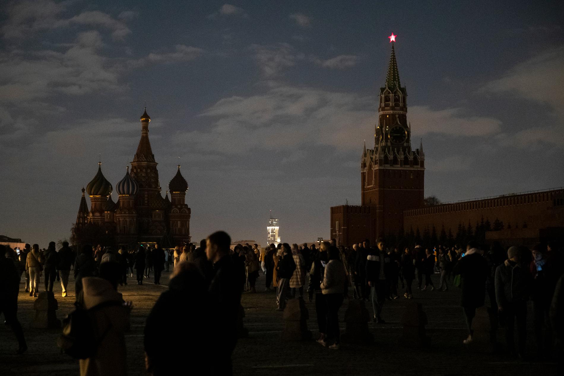 Kreml och Vasilijkatedralen i Moskva släcktes under en timme på lördagskvällen, liksom många andra landmärken världen över.