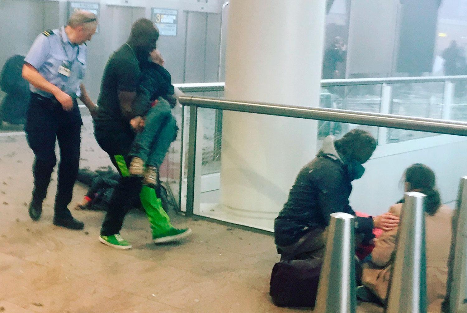Hundratals skadades i terrorattackerna i Bryssel. Här tas skadades omhand på flygplatsen.