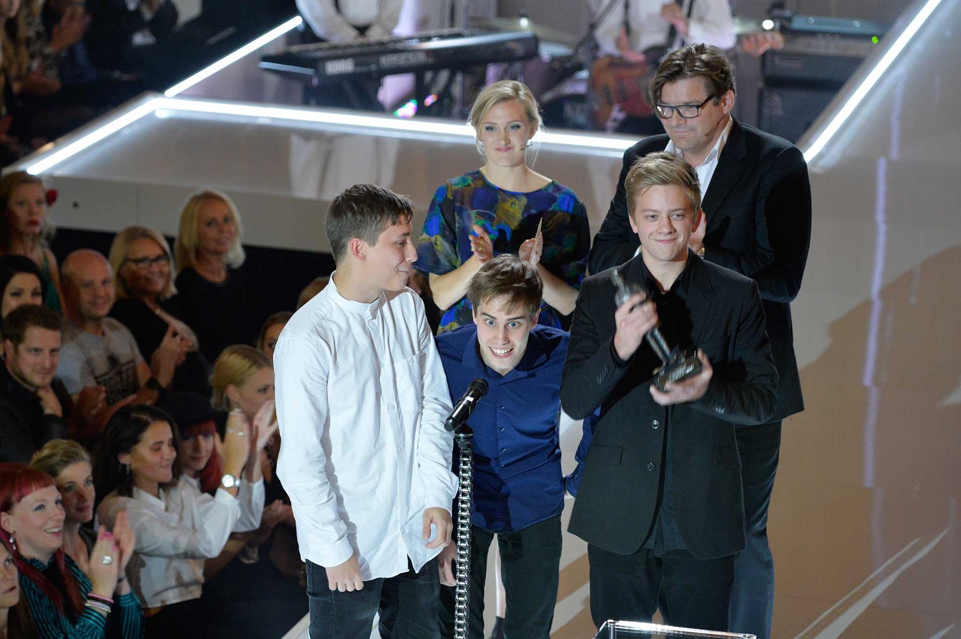 Grabbarna i IJWTBC tar emot priset av Aftonbladets chefredaktör Jan Helin och skådespelaren Sissela Benn.