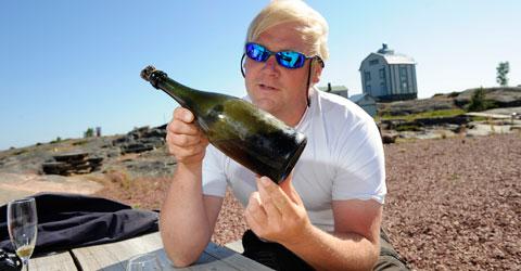 Den åländske dykaren Christian Ekström har gjort sitt livs upptäckt. I ett vrak hittade han flaskor med världens äldsta ännu drickbara champagne.