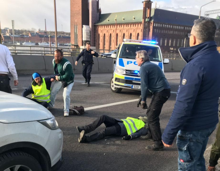 Den välkände entreprenören och före detta riksdagsledamoten Jan Emanuel Johansson lämnade sin bil och tog handgripligen tag i demonstranterna.