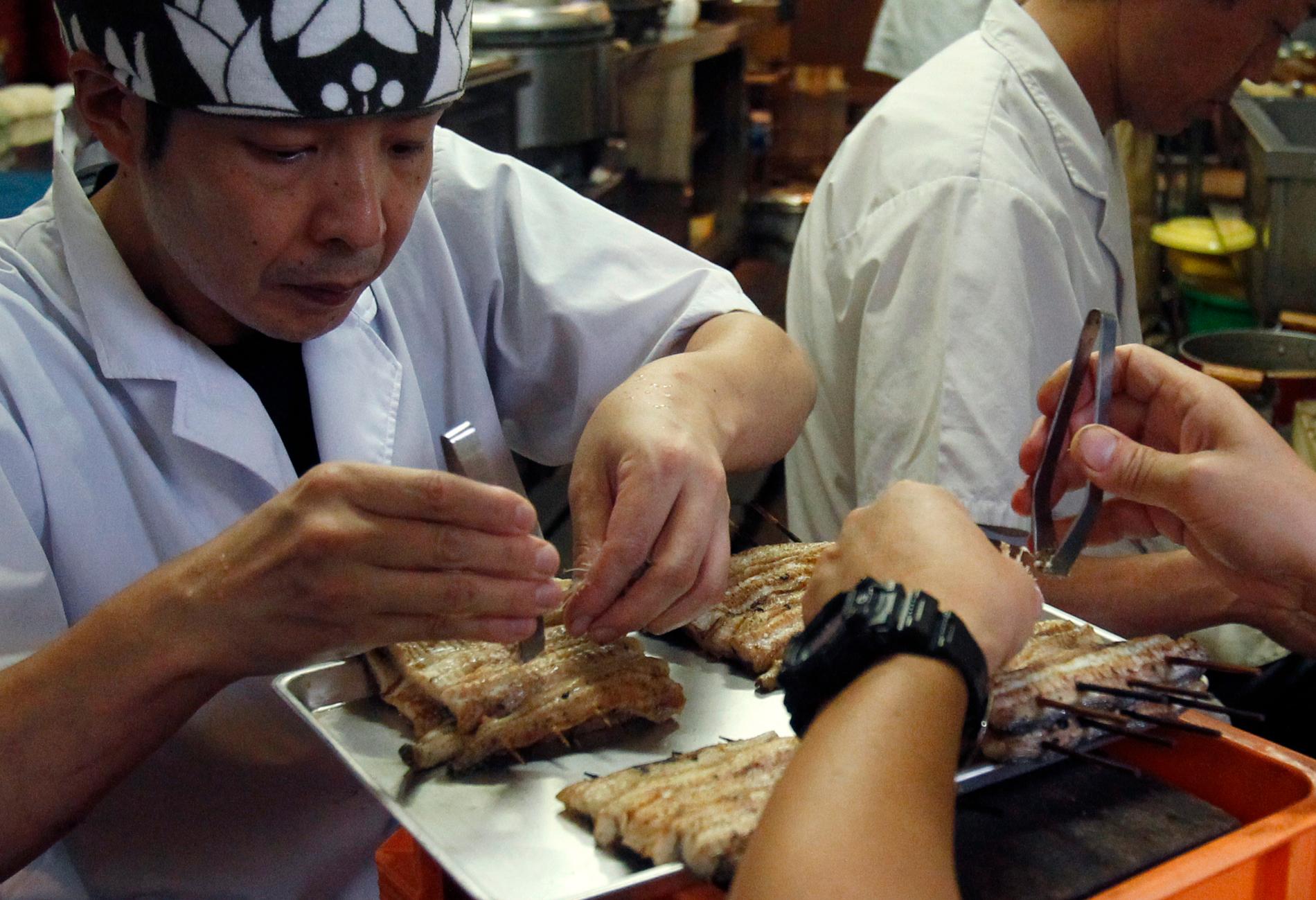 Arbetare på den japanska lyxrestaurangen Hashimoto rensar europeisk ål innan det är dags för grillning. Europeisk ål är en delikatess i Japan vars egna bestånd av japansk ål är mer eller mindre utfiskat. Där anses den europeiska ålen vara både en delikatess och en fisk som ökar fertiliteten. Arkivbild.