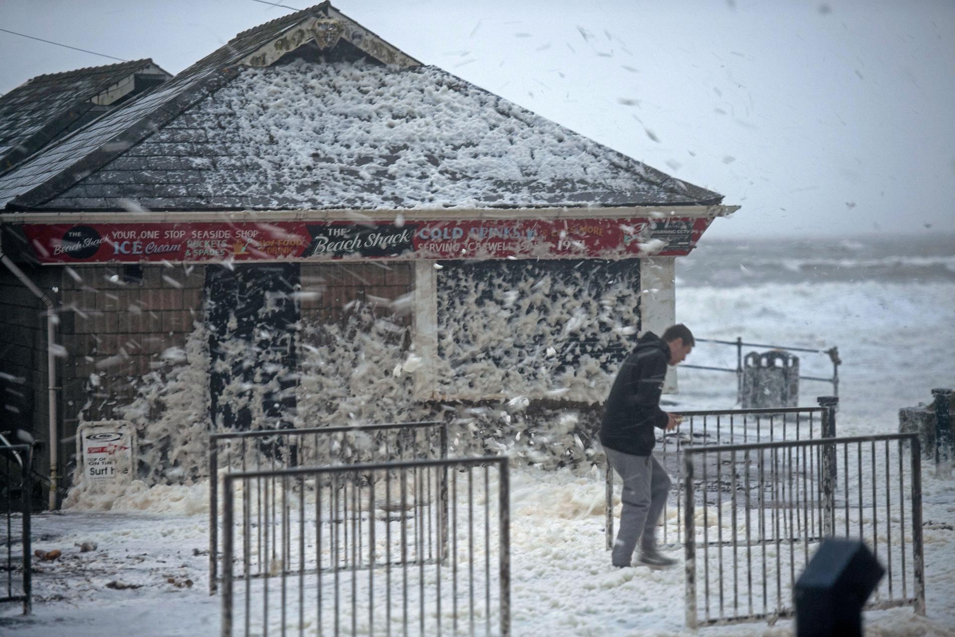Höga vindar drev upp skum från havet i Swansea, Wales. Stormen Ciara drog sig senare vidare mot Sverige.
