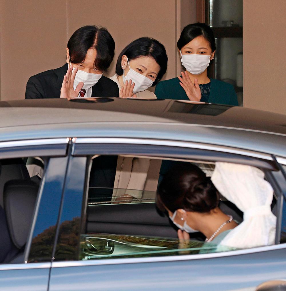 Prinsessan Mako tar farväl av sina föräldrar kronprinsparet Akishino och Kiko samt lillasyster prinsessan Kako.