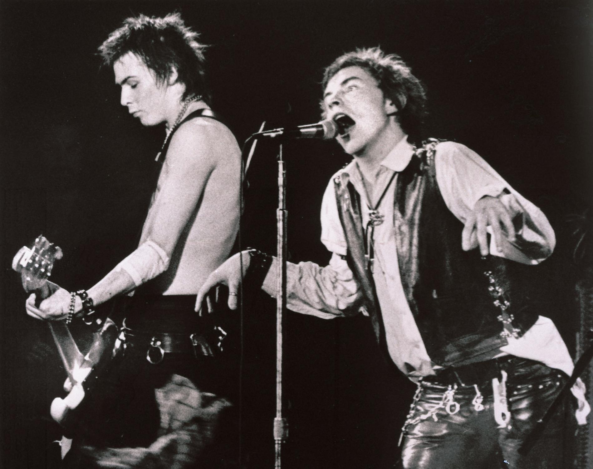 Sid Vicious och Johnny Rotten under en av Sex Pistols konserter 1978. Arkivbild.