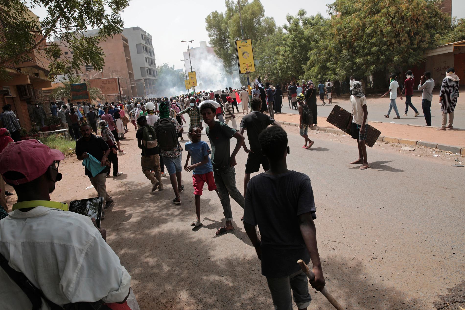 Protesterande drabbar samman med säkerhetsstyrkor vid en tidigare demonstration för ett civilt styre i Sudan. Arkivbild.
