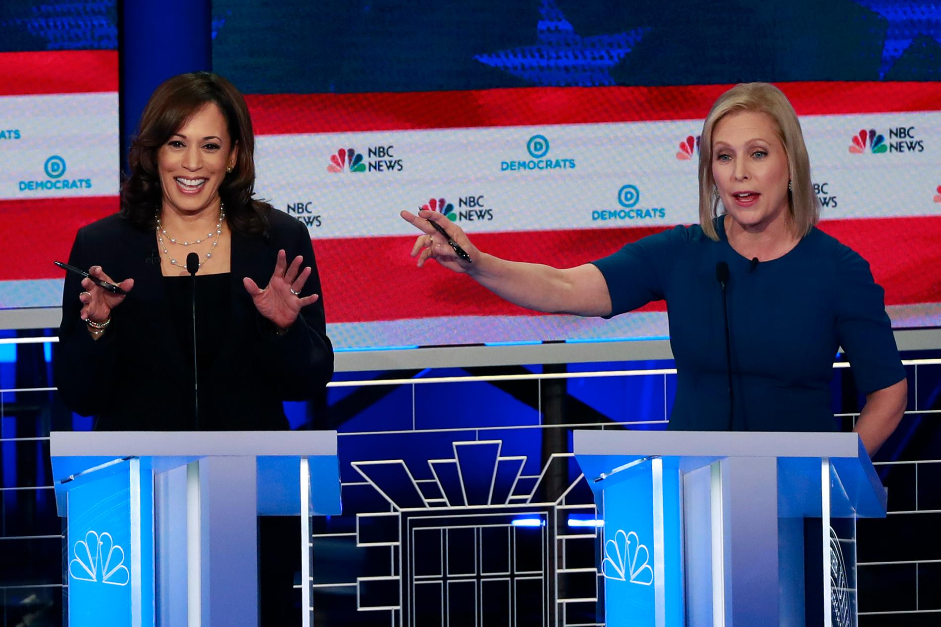 Demokratiska presidentkandidaterna Kamala Harris och Kirsten Gillibrand, under debatten i Miami.