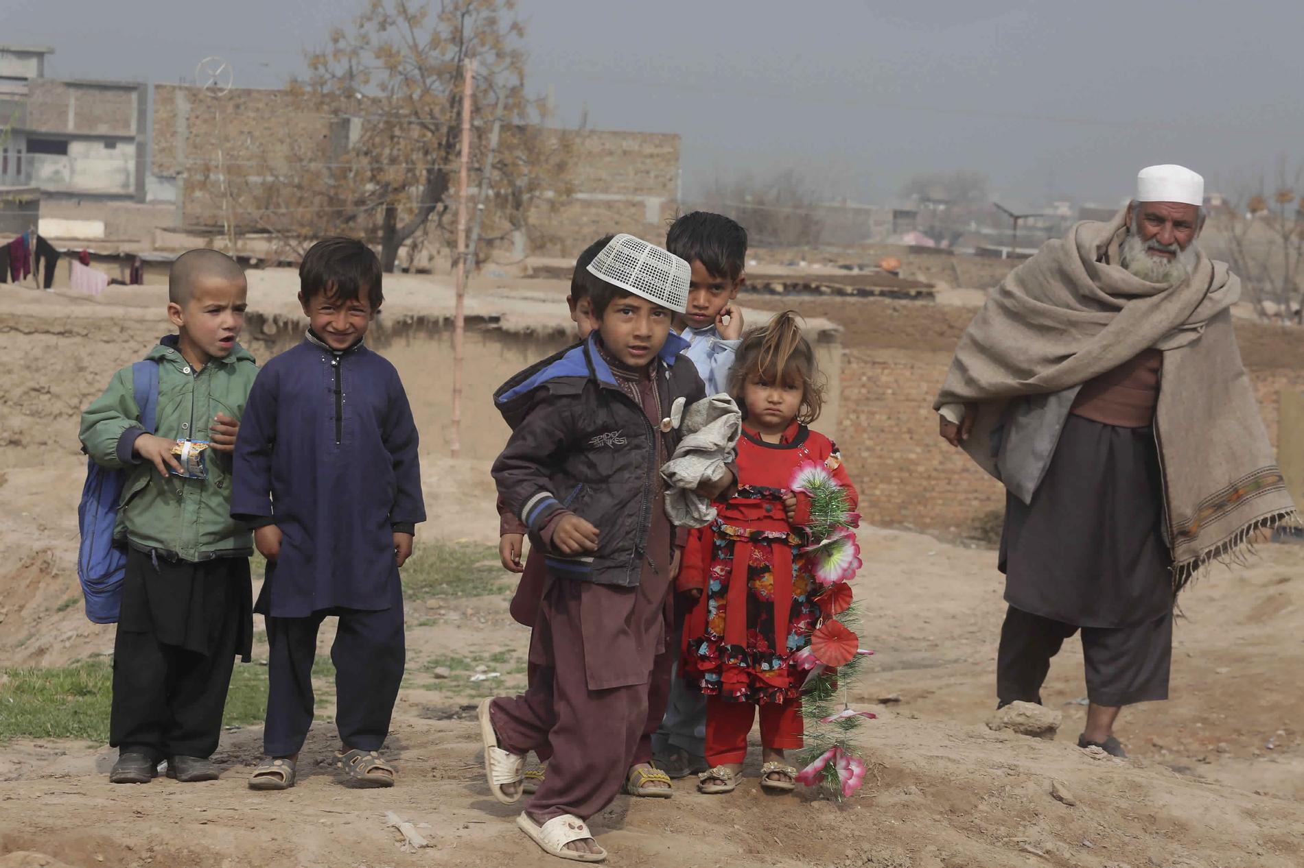 Afghanska flyktingbarn i ett läger i Peshawar i Pakistan. Arkivbild.