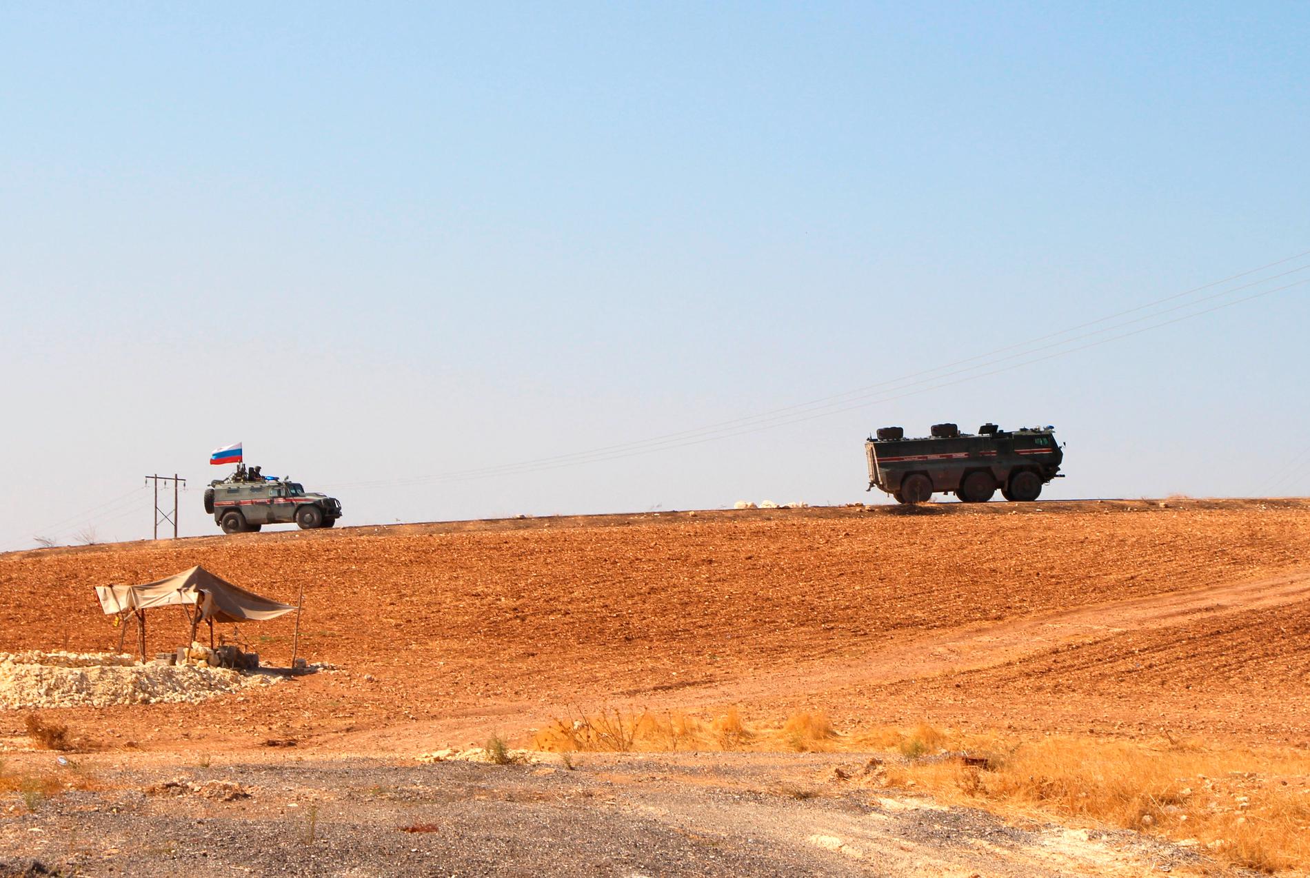 Rysk militär patrullerar vid gränsen nära Kobane i norra Syrien.
