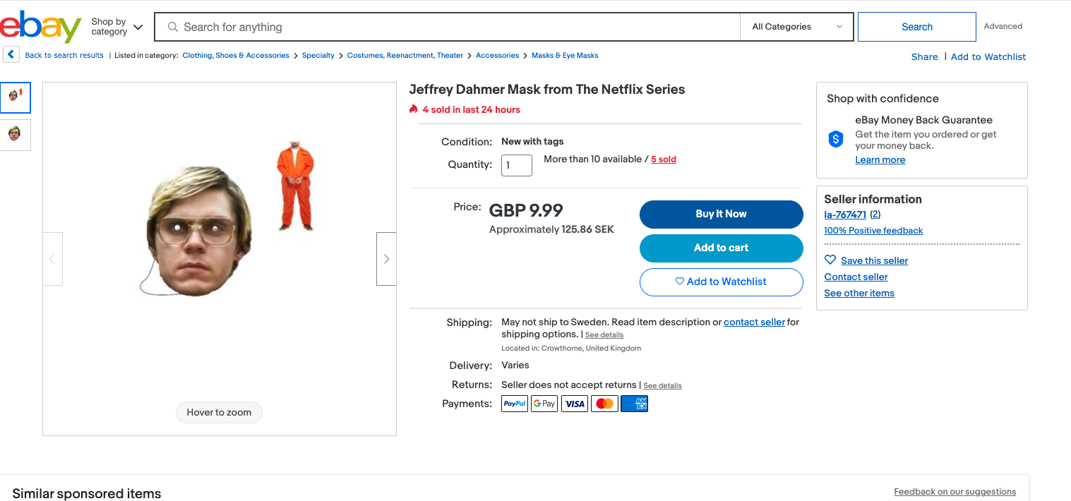 Ebay har förbjudit Jeffrey Dahmer-utklädnader. Men på lördagen gick det ändå att klicka hem en mask med Evan Peters som spelar mördaren i Netflix serie.