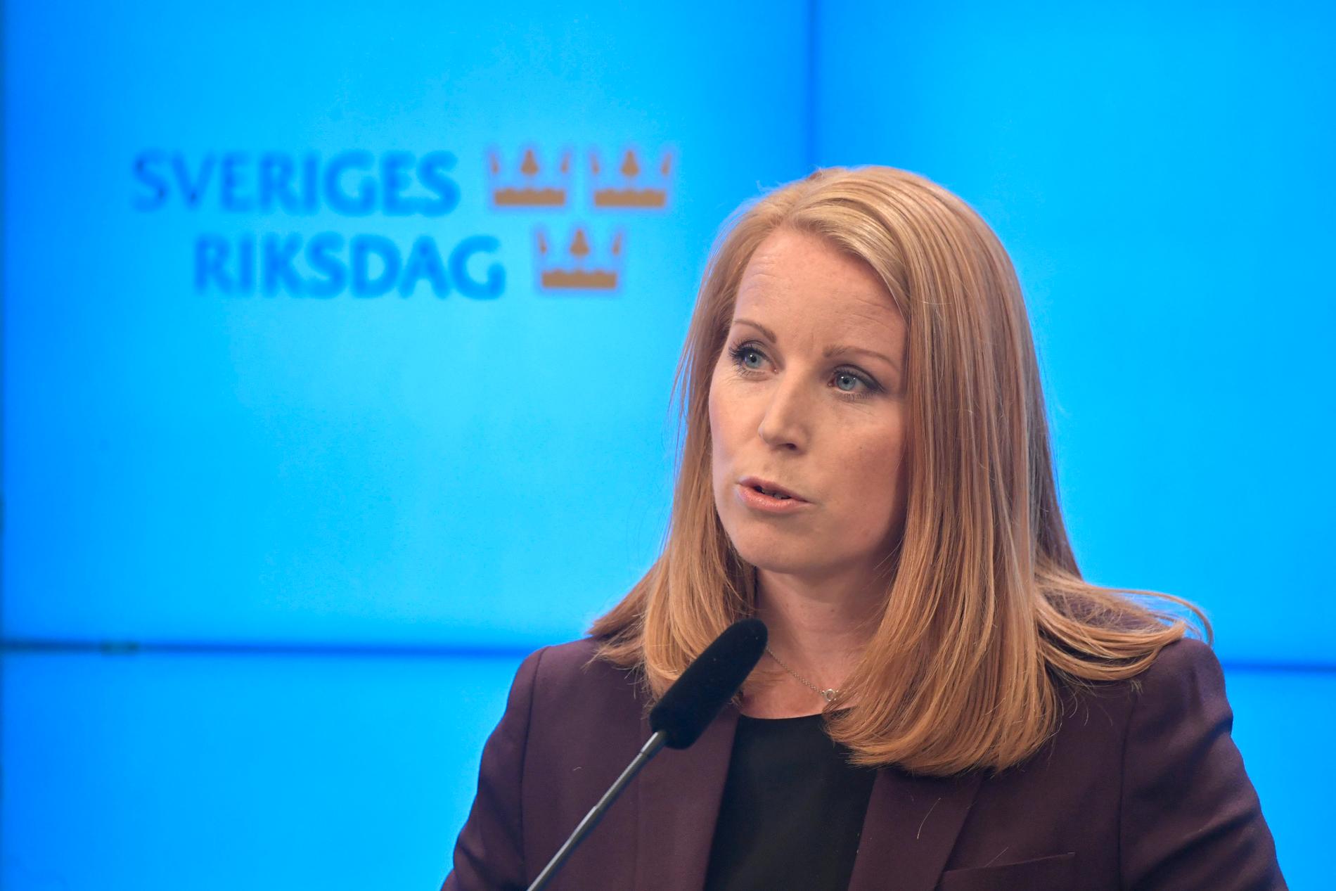Centern är beredda att släppa fram Stefan Löfven som statsminister. Det meddelade C-ledaren Annie Lööf vid en presskonferens på fredagseftermiddagen.