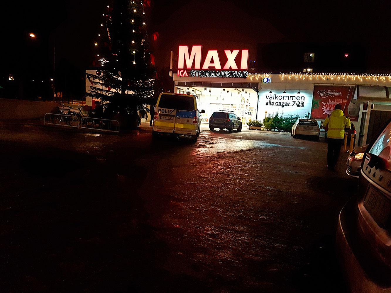 En knivskadad man kom in till Ica Maxi i Kumla. Två män fördes sedan till sjukhus allvarligt skadade.