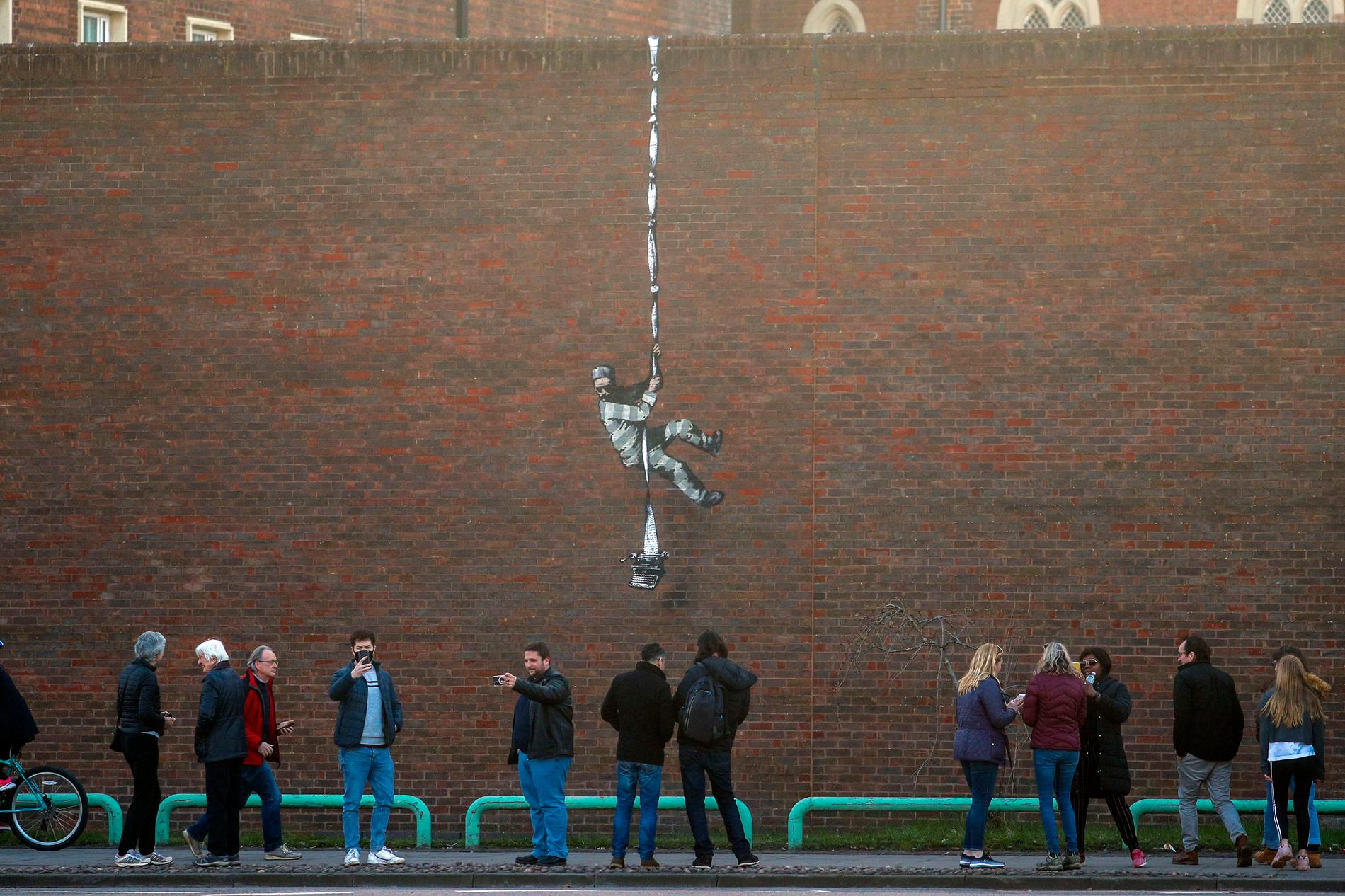 Banksy tar på sig ansvaret för en väggmålning vid ett fängelse i Reading i Storbritannien.