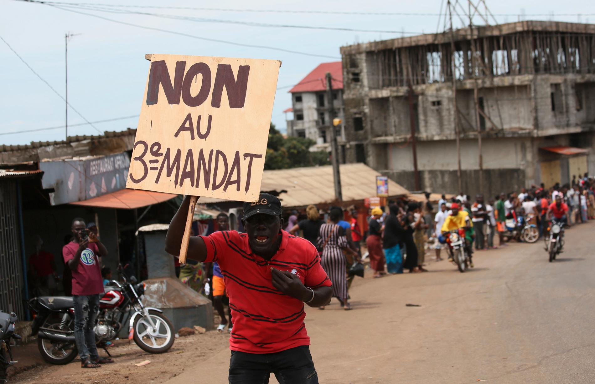 "Nej till ett tredje mandat". En demonstrant uttrycker sitt missnöje mot Guineas president Alpha Condés önskan att ändra grundlagen så att han kan bli omvald en tredje gång.