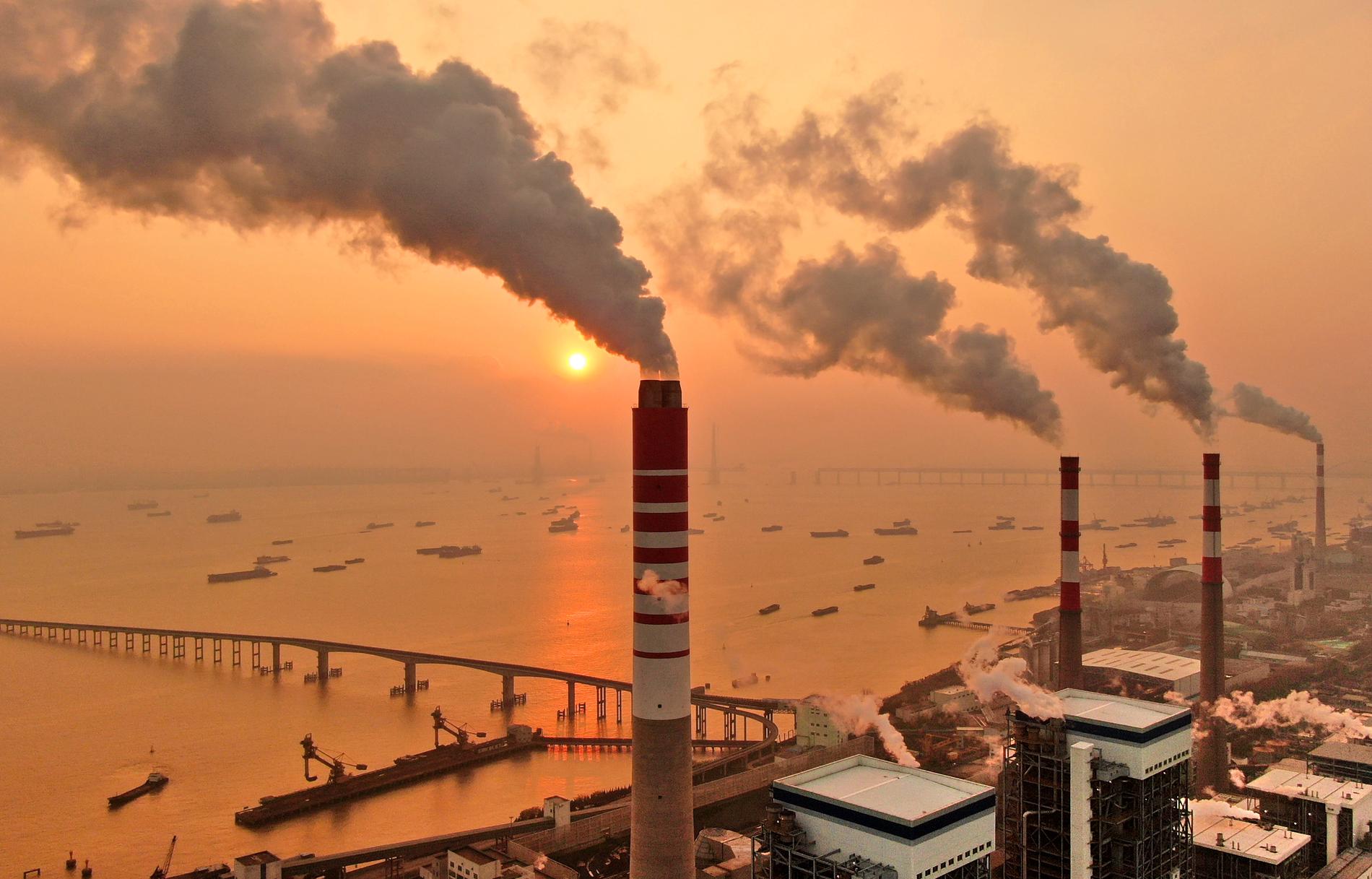 Kina släpper ut mest koldioxid av alla världens länder, men har ännu inte meddelat nya klimatmål till FN. På bilden ett kolkraftverk längs Yangtzefloden i Nantong 2018.