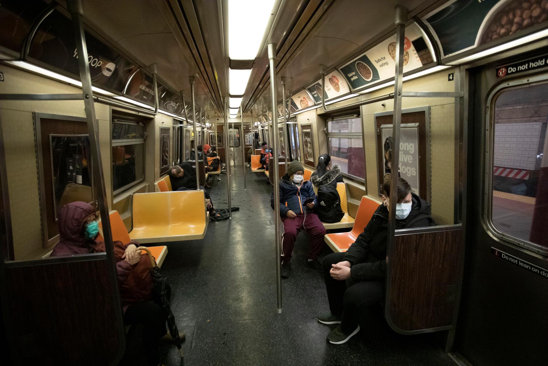 Pendlare med ansiktsmask i New Yorks tunnelbana.