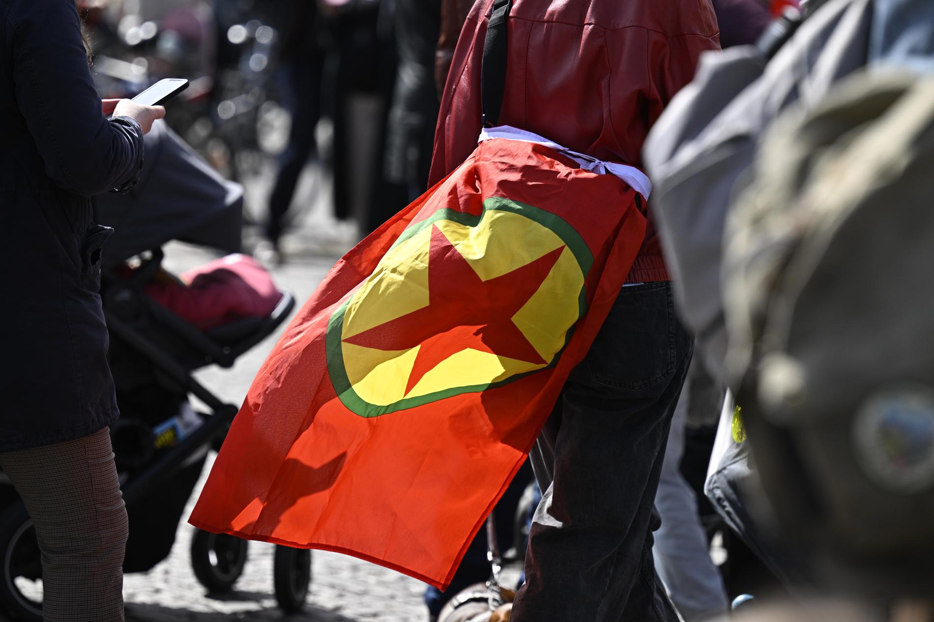 PKK-flagga på Vänsterpartiets demonstrationståg under 1 maj.
