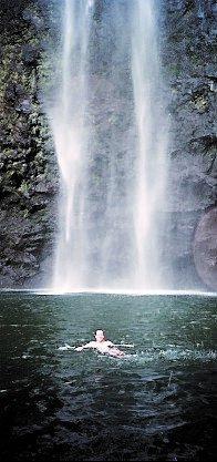 Njut av vackra vattenfall på Hawaii.