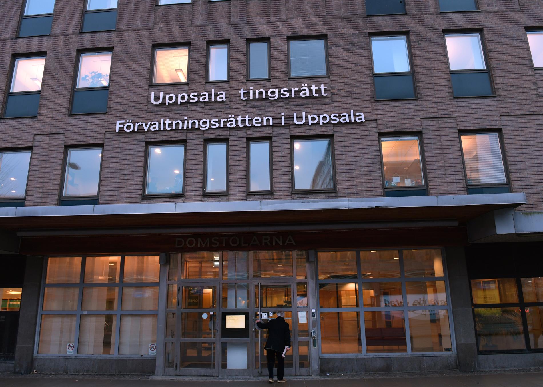 Fyra personer har dömts i Uppsala tingsrätt för inblandning i mordet på en 46-årig man, som hittades död utanför Knivsta i februari. Arkivbild.