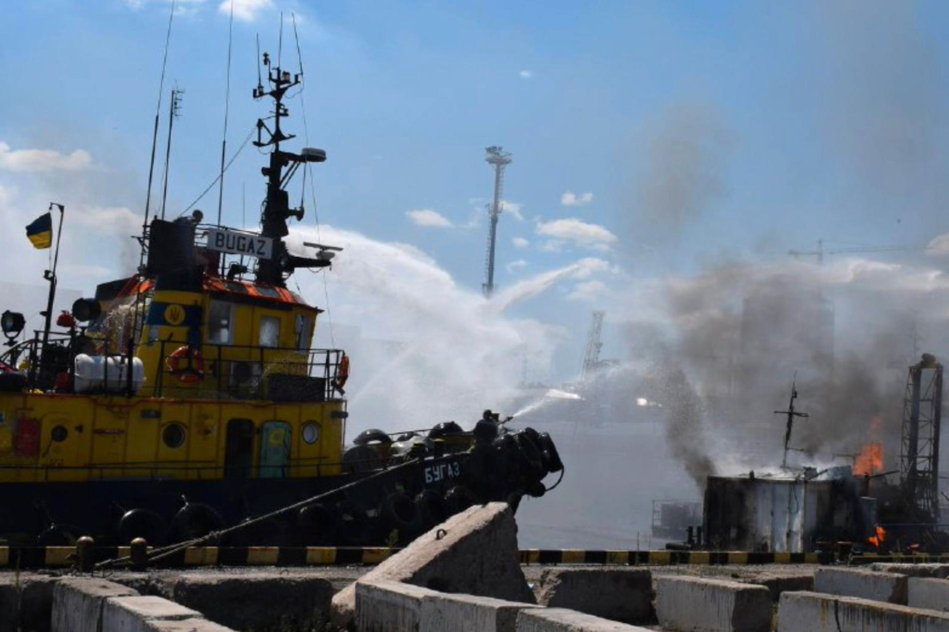 Brand släcks i hamnen i Odessa under lördagen.