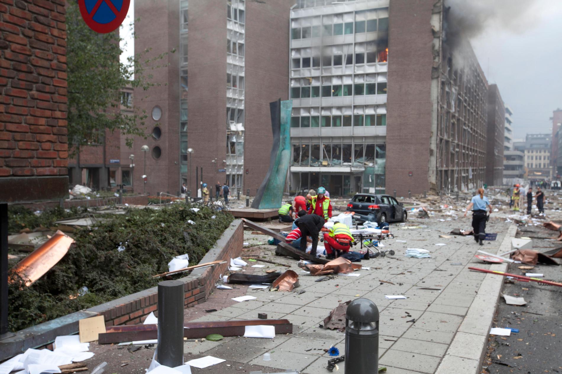 En kraftig explosion i Oslo har skadat flera personer och förstört byggnader i regeringskvarteren. 