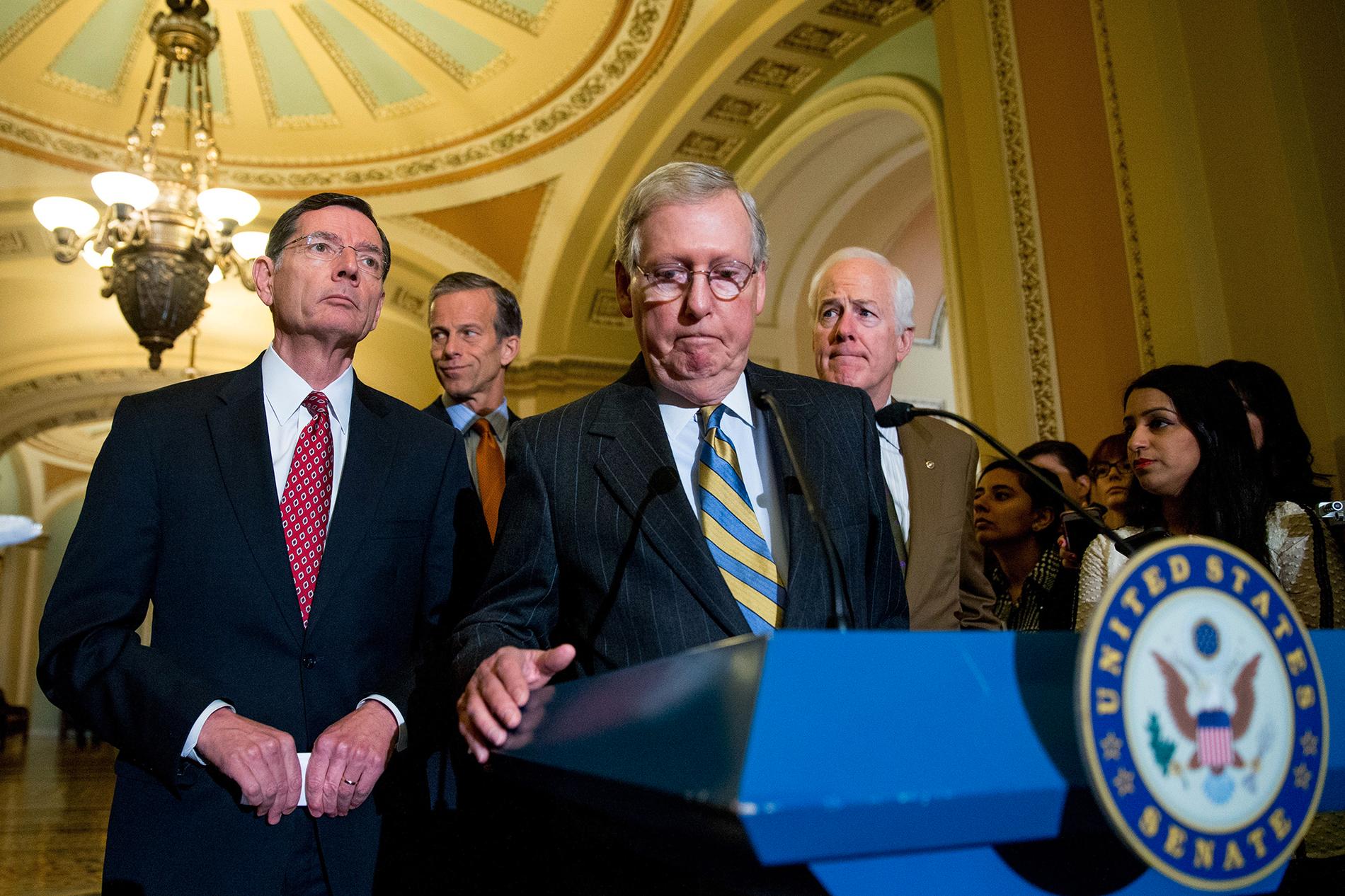 Republikanerna Mitch McConnell, i mitten, omgiven av John Barasso, John Thune och John Cornyn.