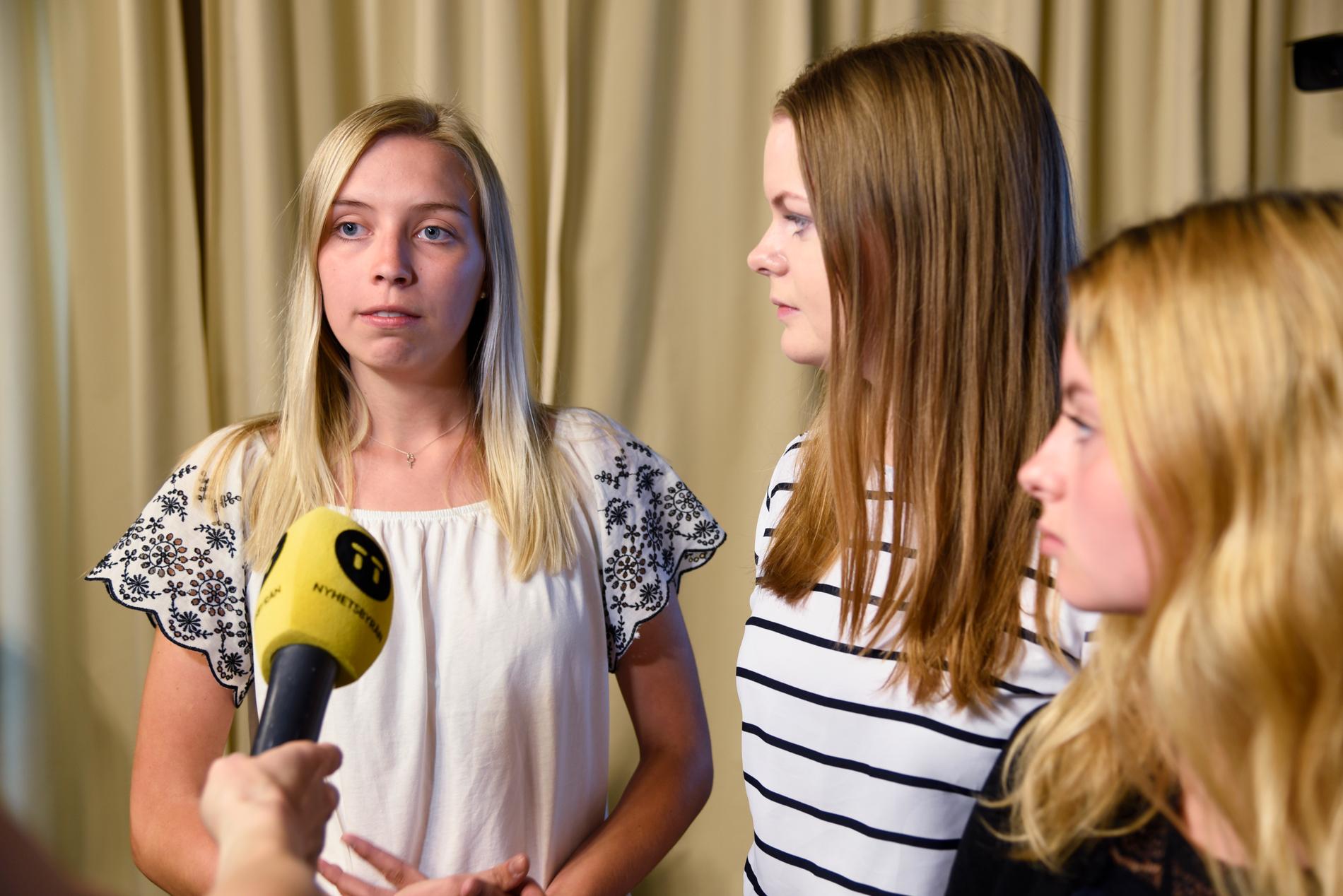 Jaqueline Stål, Sandra Pernkrans och Matilda fick föra fram sina krav om nya insatser mot psykisk ohälsa direkt till ministern på Rosenbad.