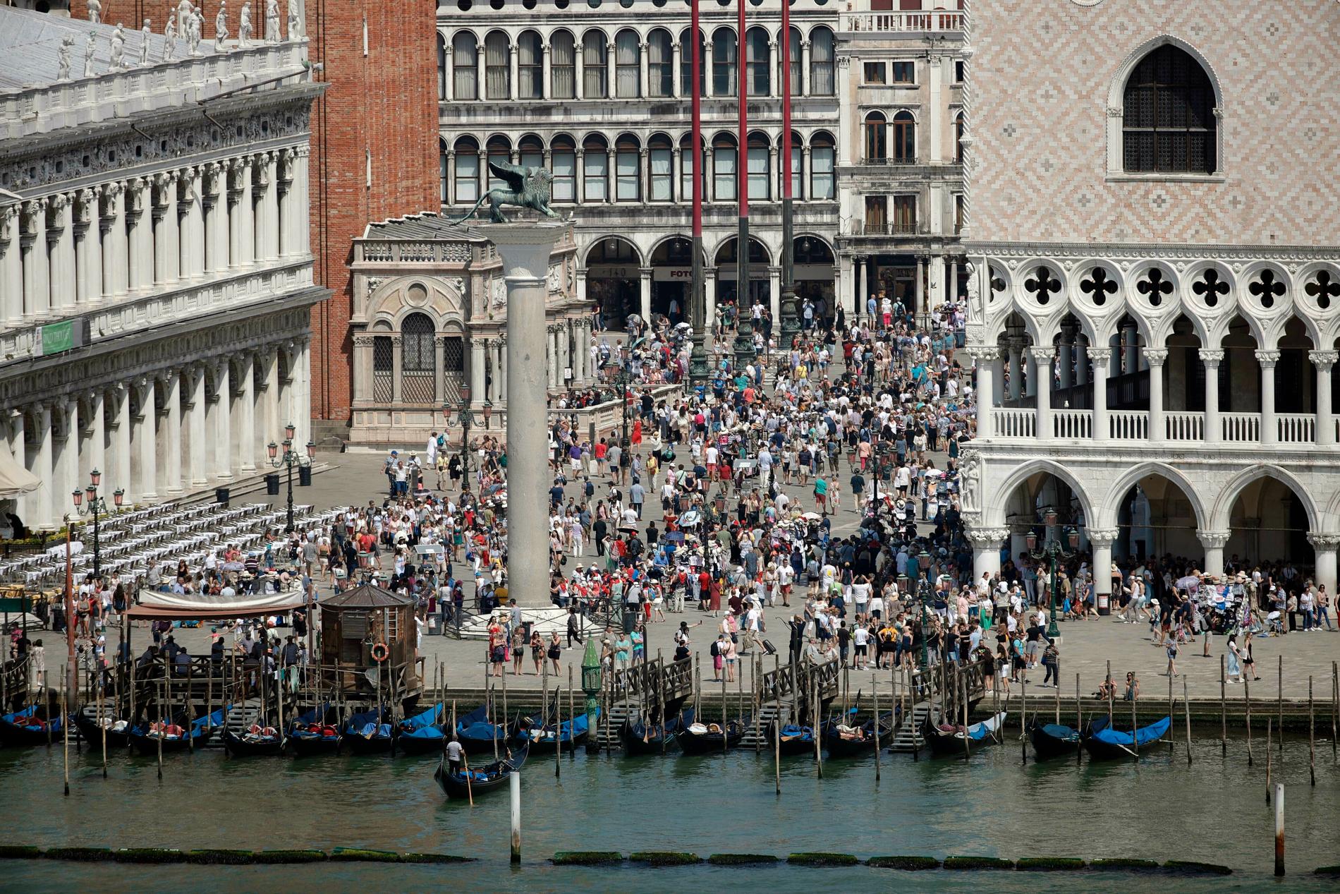 De stora sällskapen av turister leder till kaos på de pittoreska gatorna i Venedig, menar italienska myndigheterna.