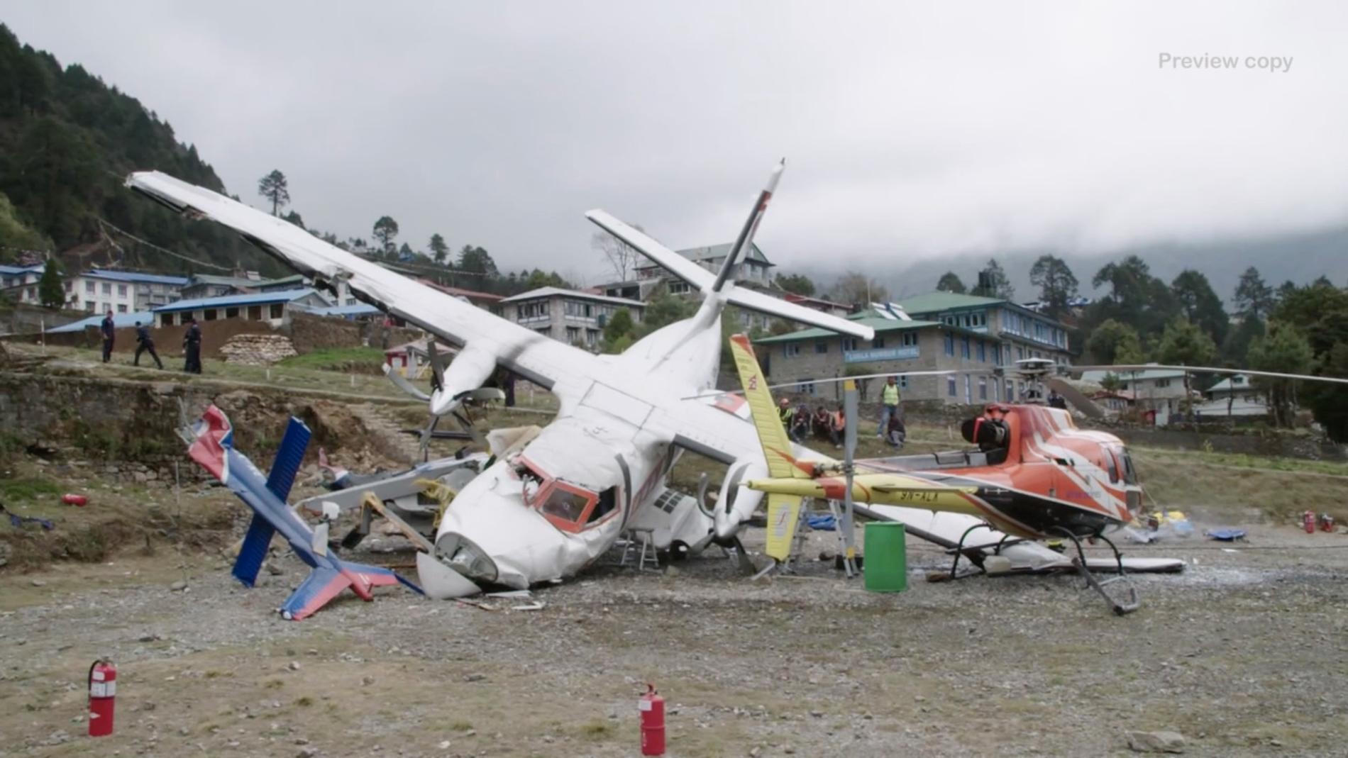 Flygplan krockade med helikopter på landningsbanan på Lukla flygplats i Nepal. 