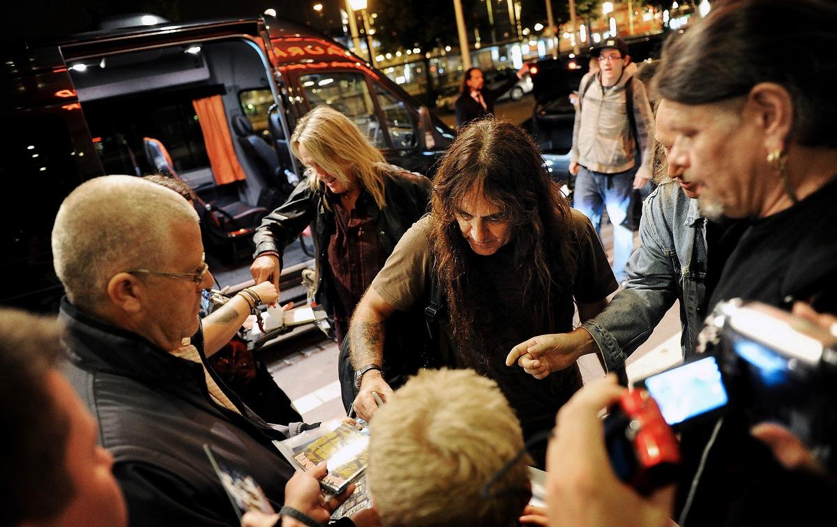 ”Känns härligt att vara tillbaka” Steve Harris och Nicko McBrain i Iron Maiden möter fansen utanför sitt hotell i centrala Göteborg sent i natt. En del fans hade väntat i två dygn på hårdrockshjältarna som spelar på Ullevi i kväll.