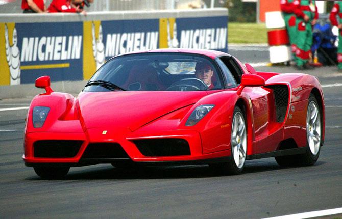 F1-ikonen Michael Schumacher rattar en Ferrari Enzo 2002. Zlatan sägs äga just en Enzo, en av bilvärldens mest åtråvärda maskiner.
