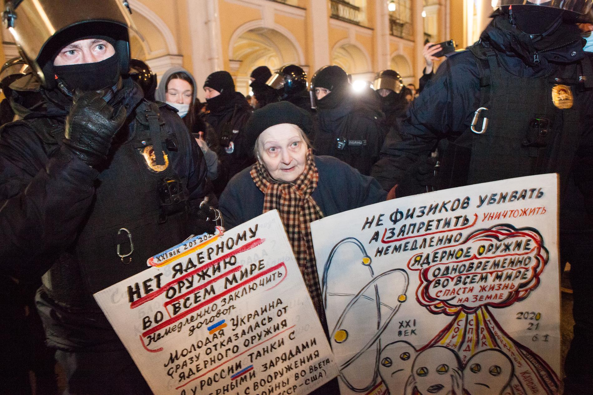 Jelena Osipova grips vid en fredsdemonstration i Sankt Petersburg den 2 mars 2022.