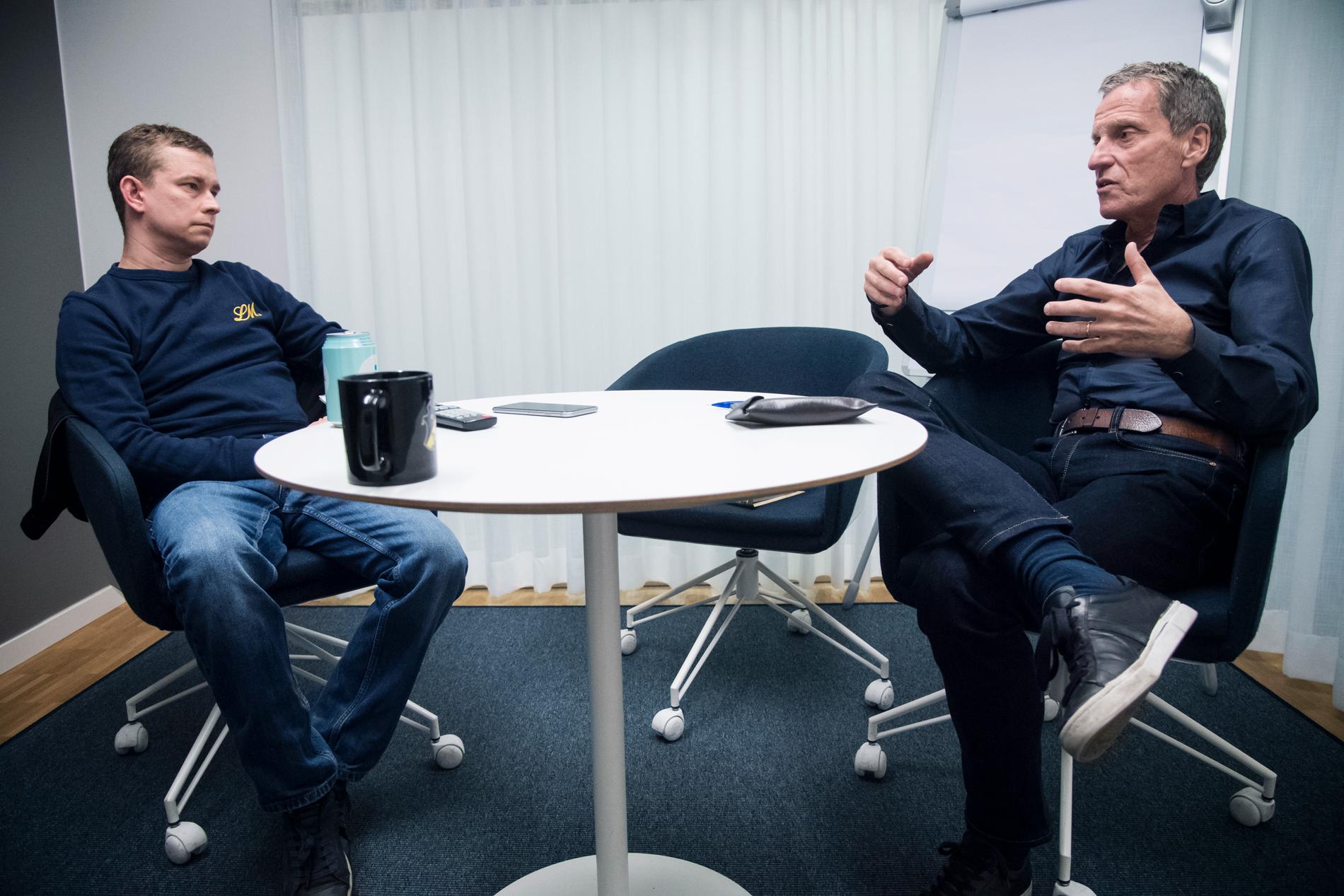 Erik Niva i samtal med Leif Karlsson, sportchef AIK ungdom.