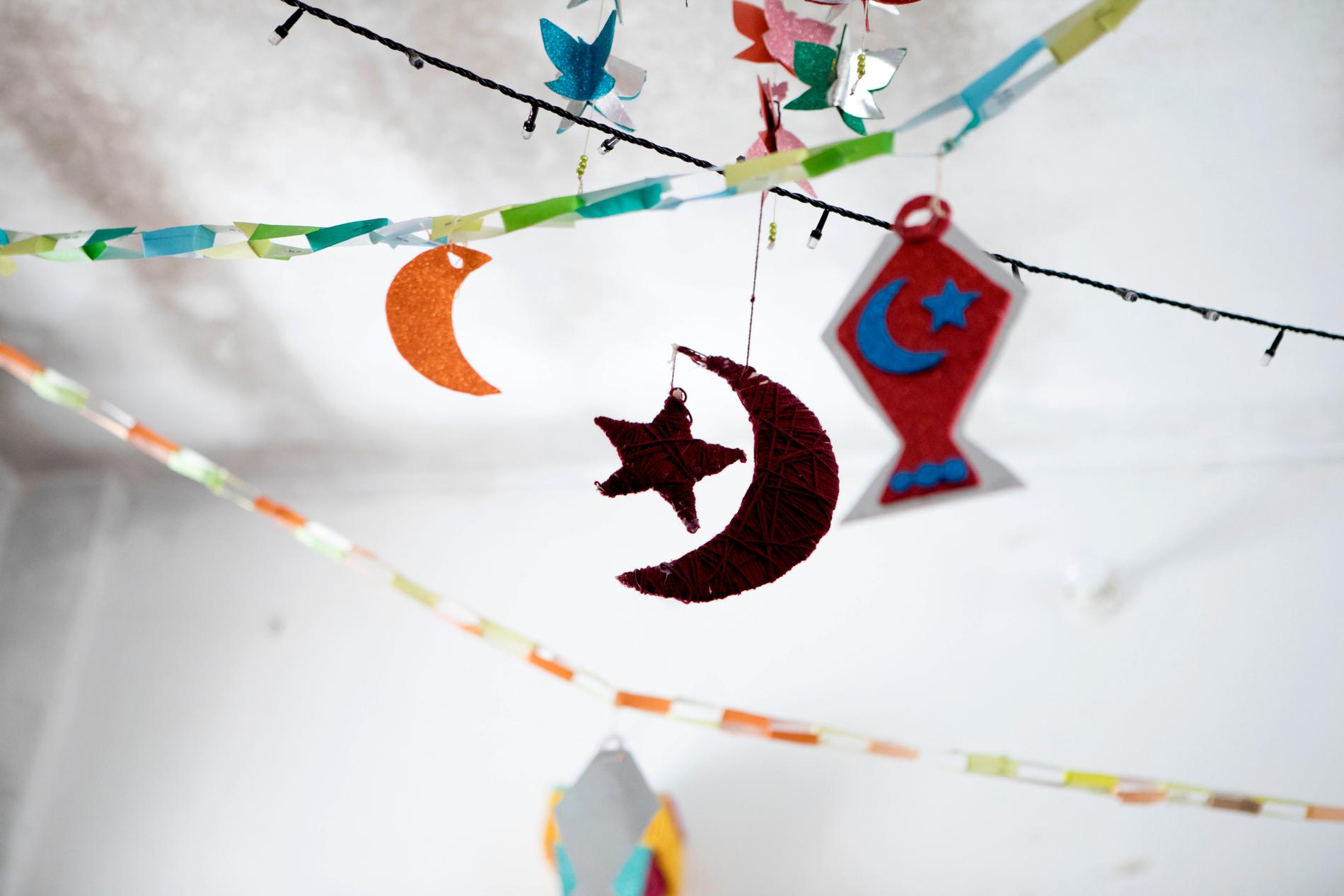 Muhammeds barn pyntade hemmet med girlanger för Eid-firandet.